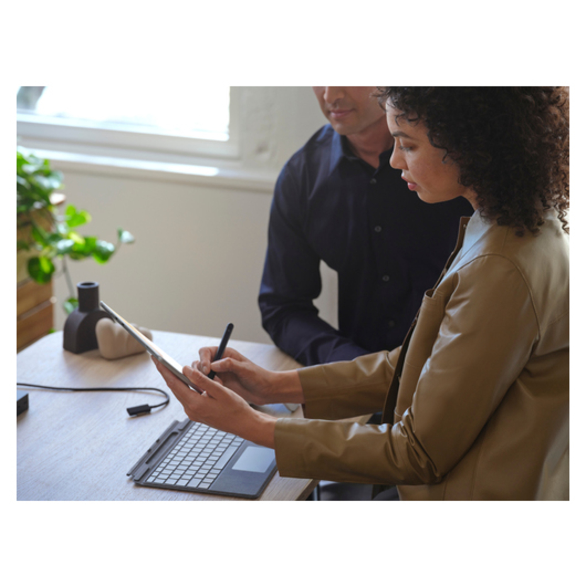 Microsoft Clavier Signature pour Surface Pro Clavier avec pavé tactile accéléromètre plateau de rangement et de chargement du Surface Slim Pen 2 AZERTY Français iceberg - vue 10